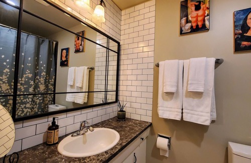 Whyte ave House | Whimsical Vintage townhouse in peaceful King Edward park *Pet Friendly!