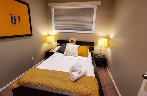 Whyte ave House | Whimsical Vintage townhouse in peaceful King Edward park *Pet Friendly!