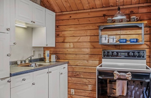 Berkeley Springs House | Whispering Hills - Private Couples Retreat | Pet-Friendly | Wifi | Fire Pit