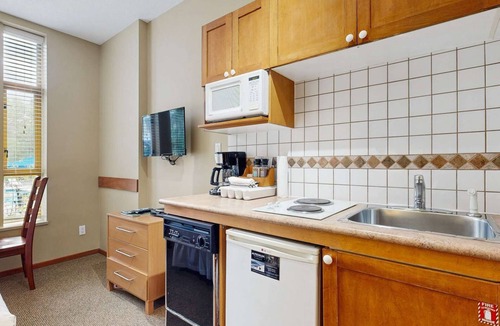 Village North Hotel | Whistler - Cascade Lodge 114