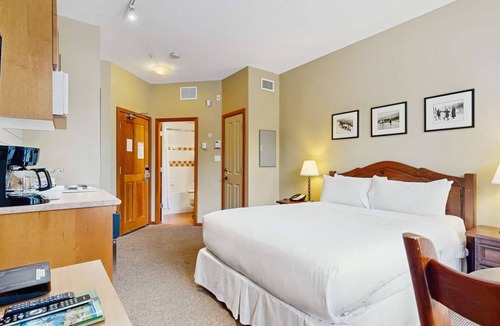 Village North Hotel | Whistler - Cascade Lodge 114