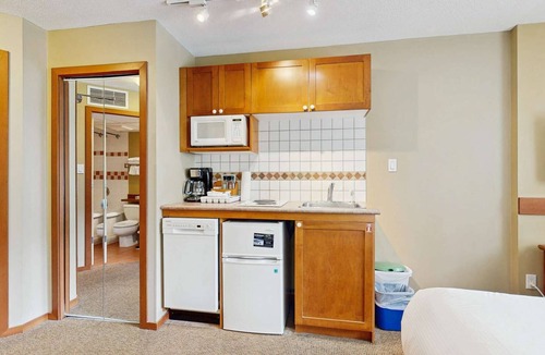 Village North Hotel | Whistler - Cascade Lodge 230