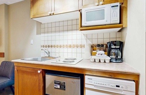 Village North Hotel | Whistler - Cascade Lodge 225