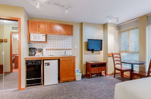 Village North Hotel | Whistler - Cascade Lodge 327