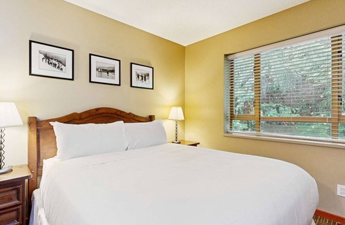 Village North Hotel | Whistler - Cascade Lodge 317