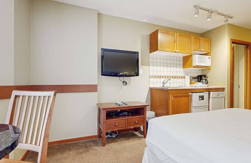 Village North Hotel | Whistler - Cascade Lodge 409