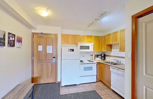 Village North Hotel | Whistler - Cascade Lodge 633