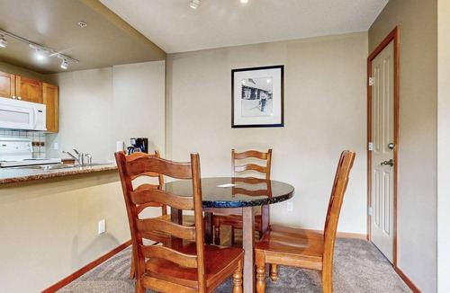 Village North Hotel | Whistler - Cascade Lodge 410