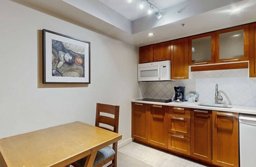 Whistler Village Hotel | Whistler - Whistler Peak Lodge 211