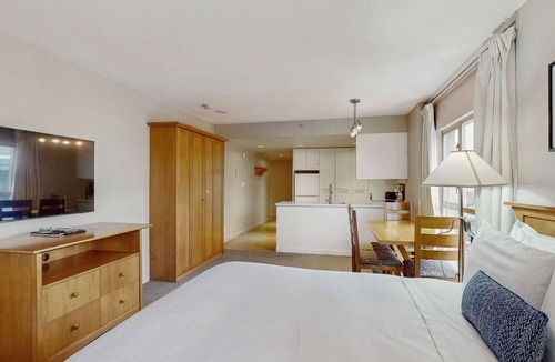 Whistler Village Hotel | Whistler - Whistler Peak Lodge 306