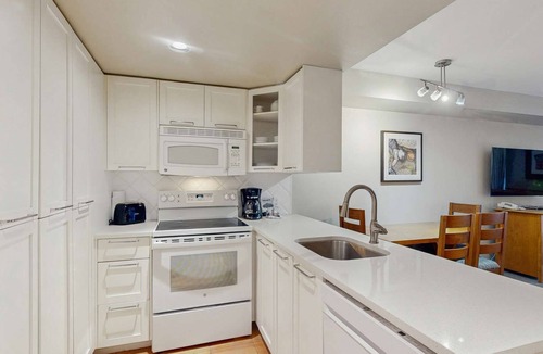 Whistler Village Hotel | Whistler - Whistler Peak Lodge 308