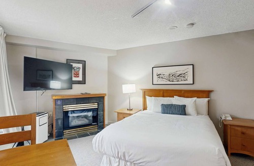 Whistler Village Hotel | Whistler - Whistler Peak Lodge 413