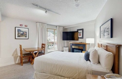 Whistler Village Hotel | Whistler - Whistler Peak Lodge 413