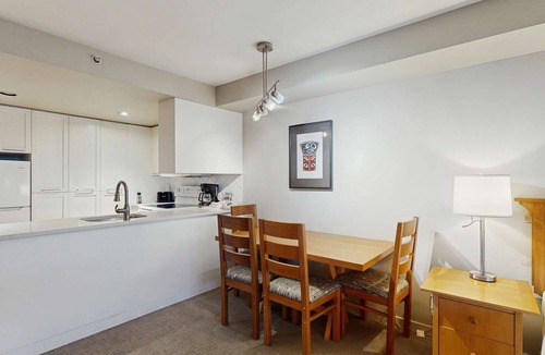 Whistler Village Hotel | Whistler - Whistler Peak Lodge 417
