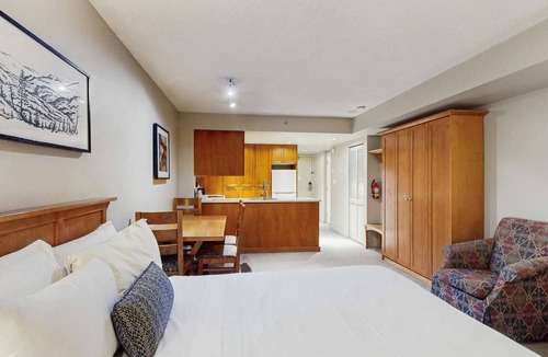 Whistler Village Hotel | Whistler - Whistler Peak Lodge 412