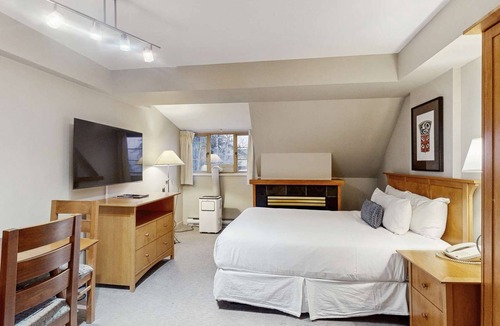 Whistler Village Hotel | Whistler - Whistler Peak Lodge 505