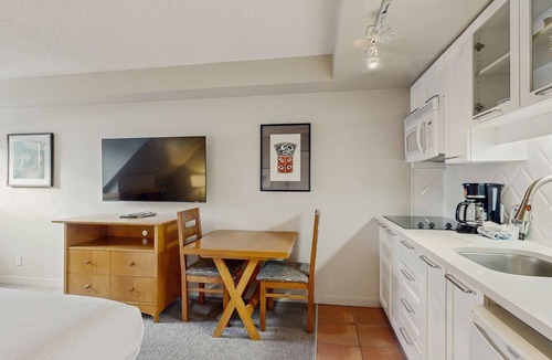 Whistler Village Hotel | Whistler - Whistler Peak Lodge 608