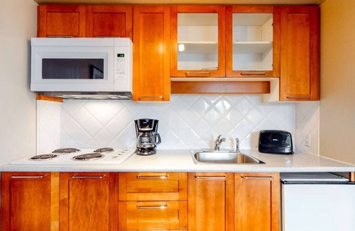 Whistler Village Hotel | Whistler - Whistler Peak Lodge 610