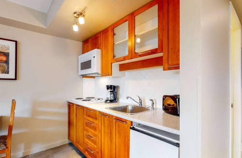 Whistler Village Hotel | Whistler - Whistler Peak Lodge 610