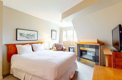 Whistler Village Hotel | Whistler - Whistler Peak Lodge 610
