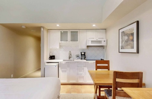 Whistler Village Hotel | Whistler - Whistler Peak Lodge 617
