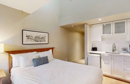 Whistler Village Hotel | Whistler - Whistler Peak Lodge 617