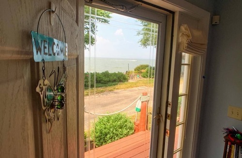 Oak Harbor House | "Whit's End" Spacious, Private Beach-Front Lake Erie Sleeps 12 Birders & Fishing