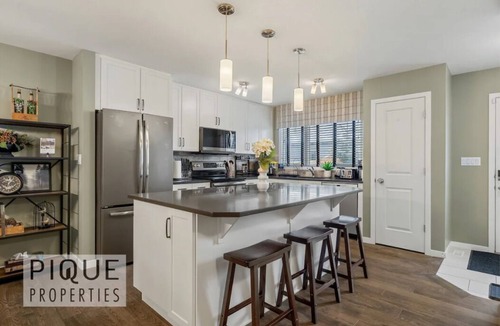Southwest Edmonton House | Wild Haven Retreat - HotTub - King Bed - Fireplace - BBQ!