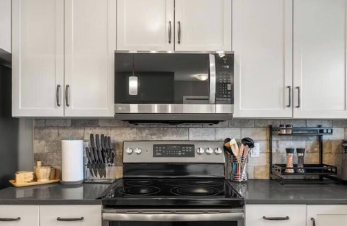 Southwest Edmonton House | Wild Haven Retreat - HotTub - King Bed - Fireplace - BBQ!