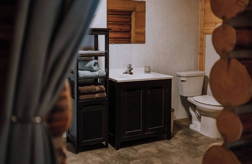 Red Deer River Crossing Cabin | Willow Cabin: Relaxing Mountain Escape | Sleeps 4