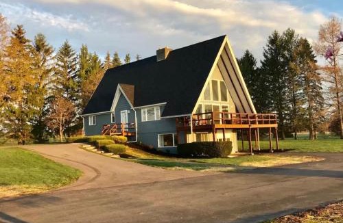Town of Benton House | Wine Country Chalet Lake Views Fire Pit and BBQ