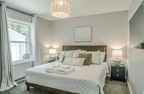 Madison-on-the-Lake Cottage | Wine Tour|Lake Erie|Cleveland| Geneva|Fire pit