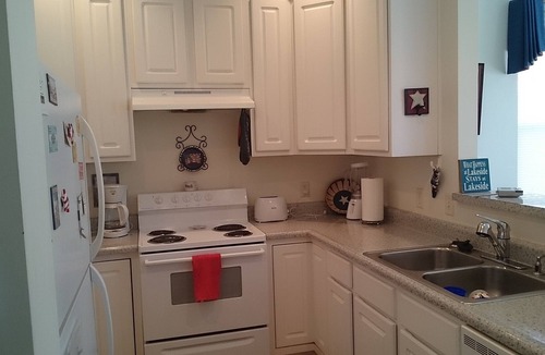 Lakeside Cottage | Wonderful Cottage at Cherry Park 2 Blocks from the Pool