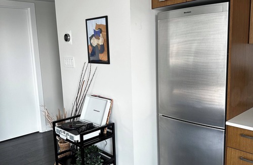 Downtown Vancouver Condo | Yaletown 2BR & 2BA Condo with Patio Bar & Parking