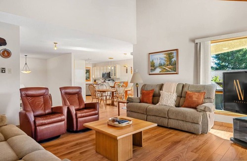 Windermere House | Ziggy | Pvt Beach Access | Lake Views | Fireplaces