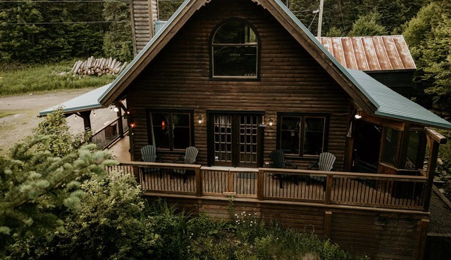 À découvrir: chalet en bois avec ruisseau!