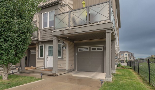 1.5 hrs to Banff, Cozy Townhome in Airdrie with AC