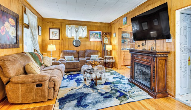 1 Mi to Dtwn: Colorful Binghamton Home