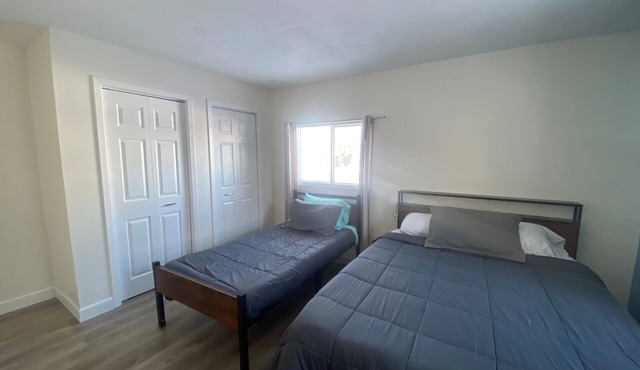 1 Queen & 1 Twin Bed