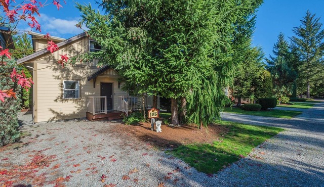 1109 s.f. Cottage - Sleeps 6 - Indoor Pool/Hot Tub - Close to Beach!