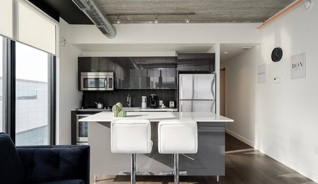 (1208)Downtown Glasshouse Beautiful 2BR 2BATH +Fast WiFi (311)
