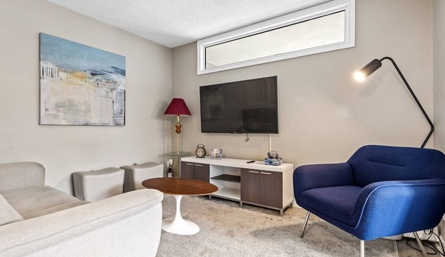 14 minutes from downtown, Luxury home in Nepean