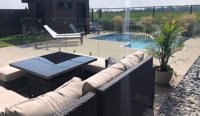 15 min from dix-30, close to Montreal, quiet area with heated inground pool.