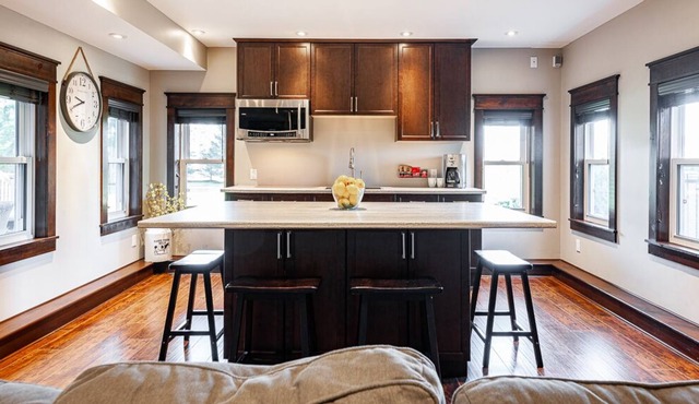 1500 sf: 2 level, cozy, modern guest suite. private entry. close to amenities