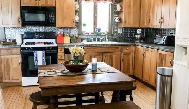 1820’s Farmhouse near Elk Mountain Ski Resort- 2 Bed 2.5 Bath