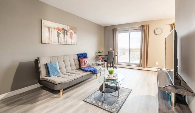 1BR Apt with King Bed & Netflix - Near Downtown!