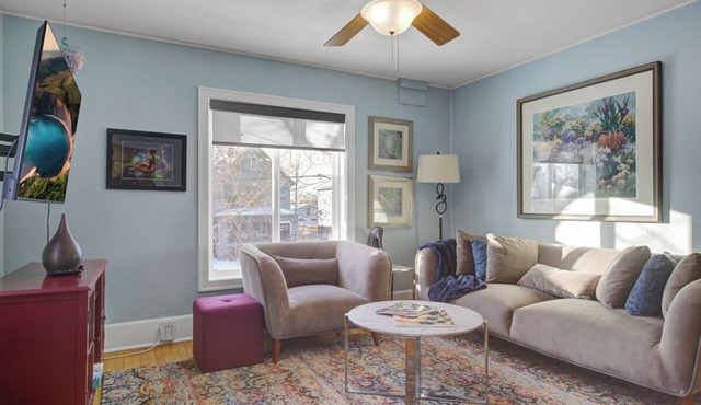 1BR Upper Duplex Art District + Retreat + Backyard + Parking