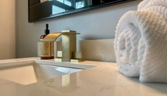 2 Bed Apartment w/Fireplace