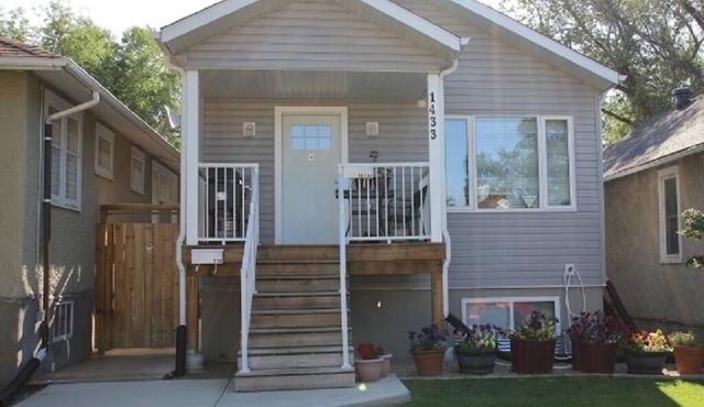 2 Bedroom 1/2 Block From Mosiac and Pasqua Hospital