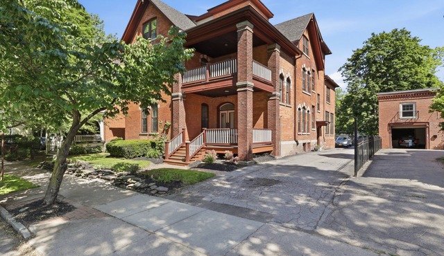 2-bedroom apartment in the heart of the historic Cornhill neighborhood